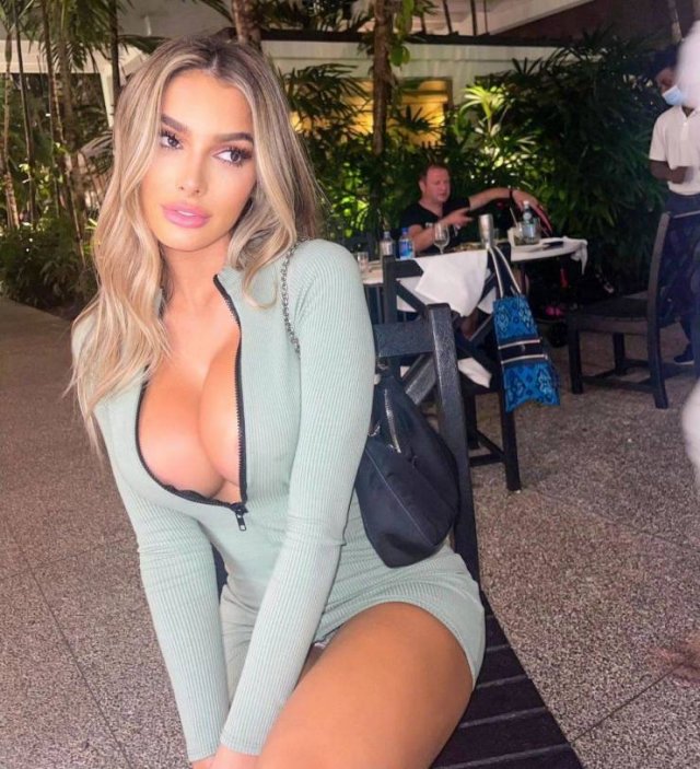 Busty Girls (40 pics)