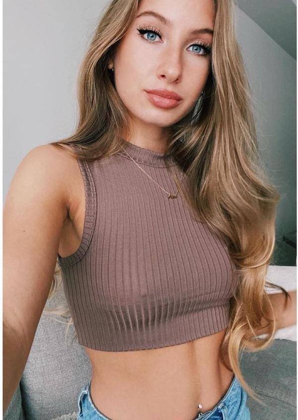 Braless Girls (44 pics)