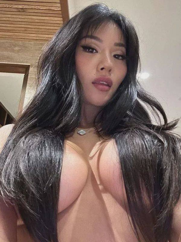 Busty Girls (39 pics)