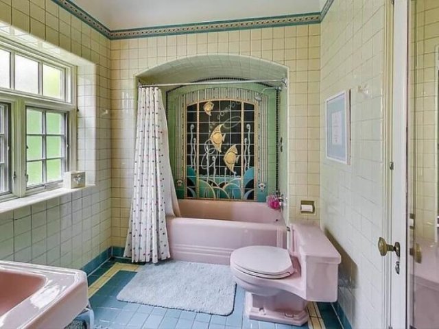 Weird Bathrooms (25 pics)