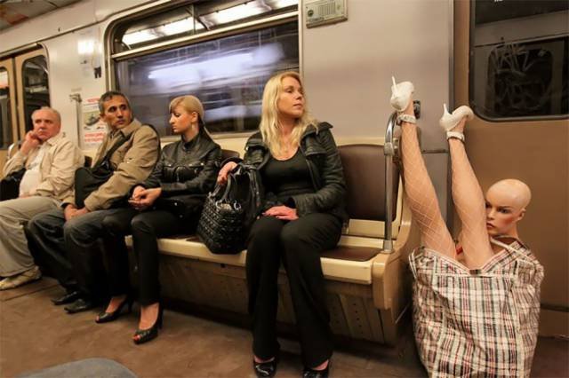 Strange People On Public Transport (20 pics)