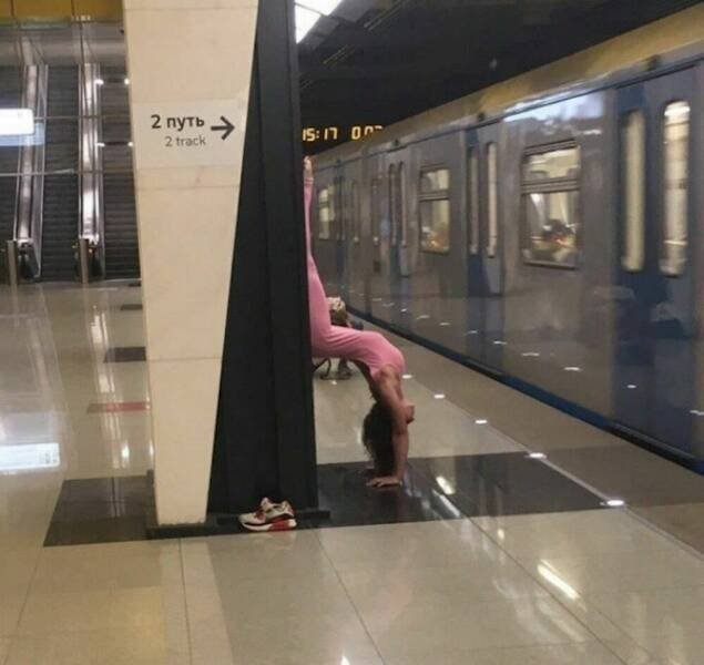 Strange People In The Subway (17 pics)