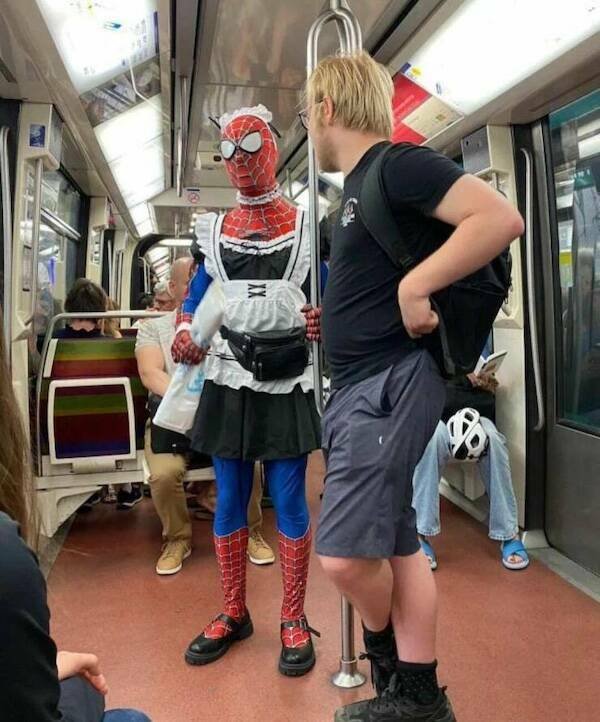 Strange People In The Subway (17 pics)