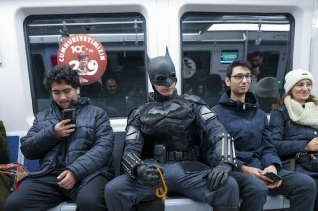 Strange People In The Subway (17 pics)