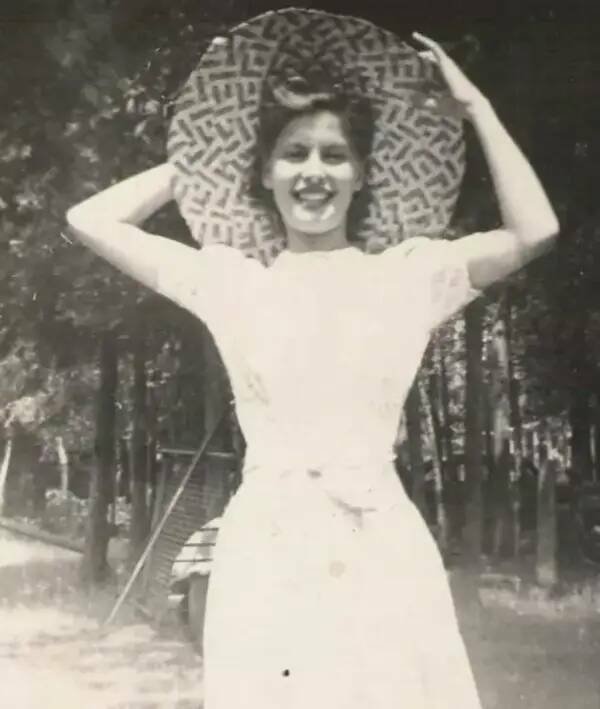 People Share Beautiful Photos From The Past (21 pics)