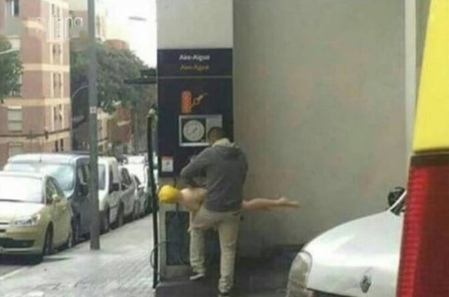 What Is Going On Here? (28 pics)