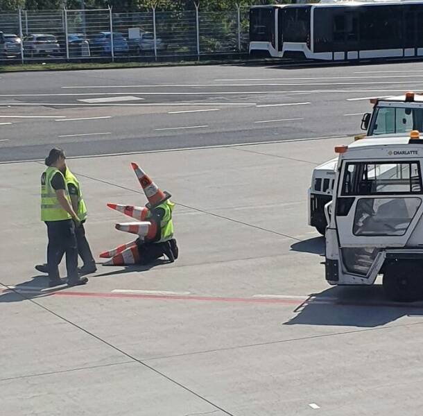Unusual Finds In Airports (24 pics)