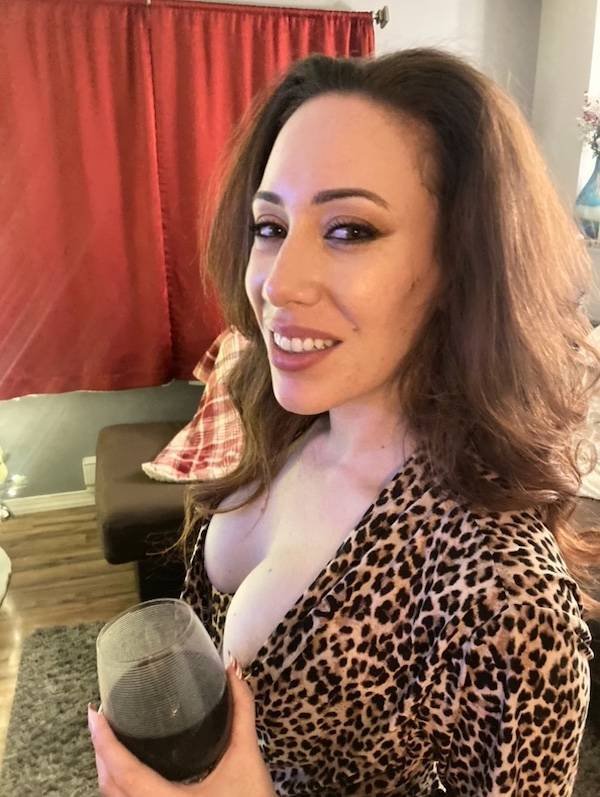 Busty Girls (28 pics)