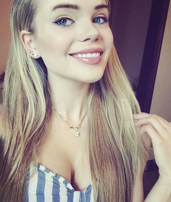 Busty Girls (32 pics)