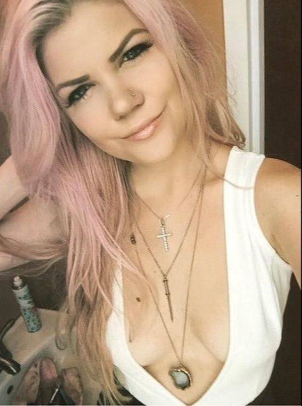 Busty Girls (32 pics)