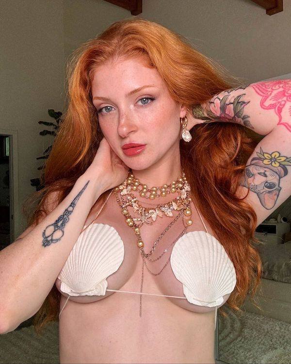 Busty Girls (32 pics)