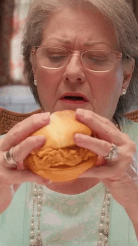 Fast Food Workers Reveal Which Products You Shouldn't Buy (15 gifs) Fast Food Workers Reveal Which Products You Shouldn't Buy (15 gifs)