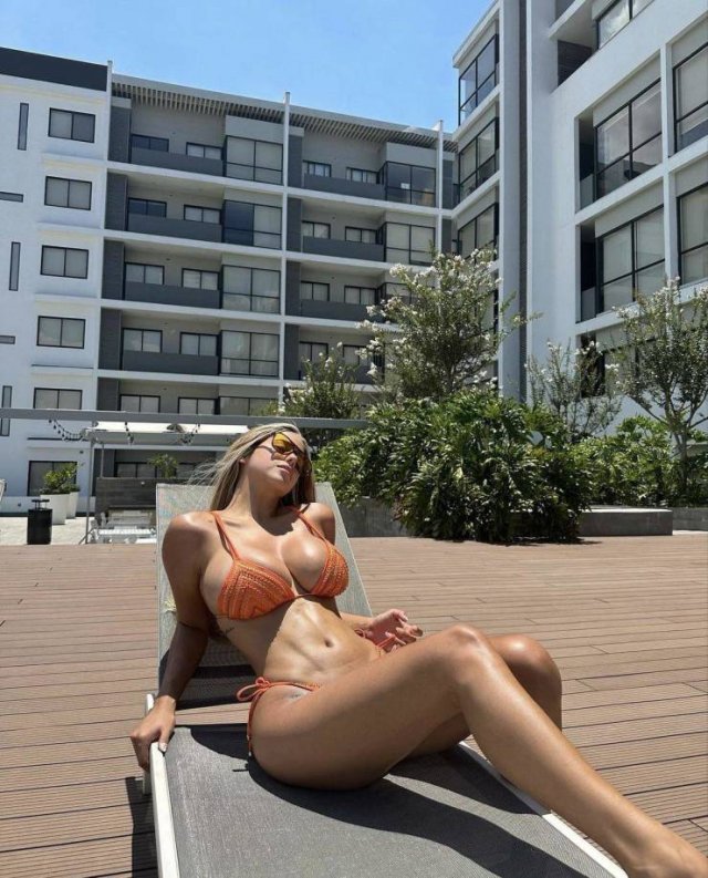 Busty Girls (46 pics)