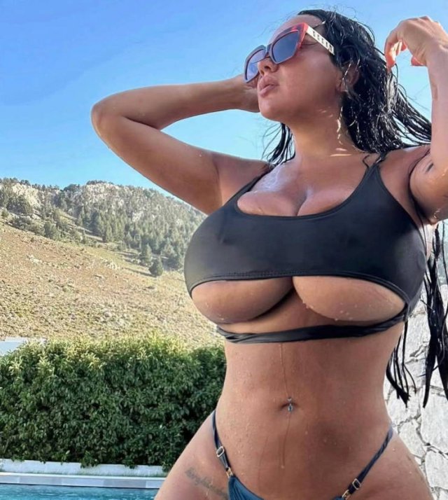 Busty Girls (46 pics)