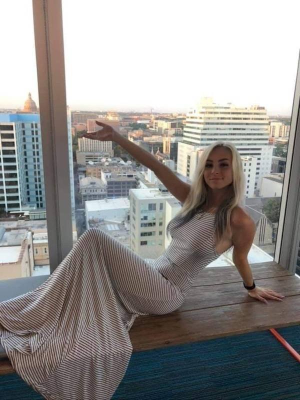 Girls In Dresses (35 pics)