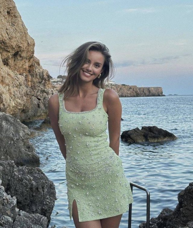 Girls In Dresses (45 pics)
