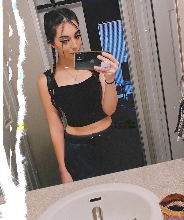 Selfie Girls (42 pics)