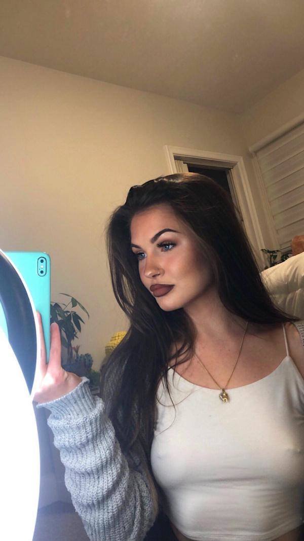 Braless Girls (43 pics)