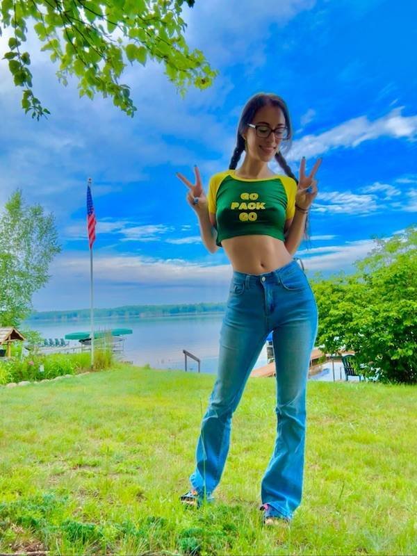 Braless Girls (43 pics)