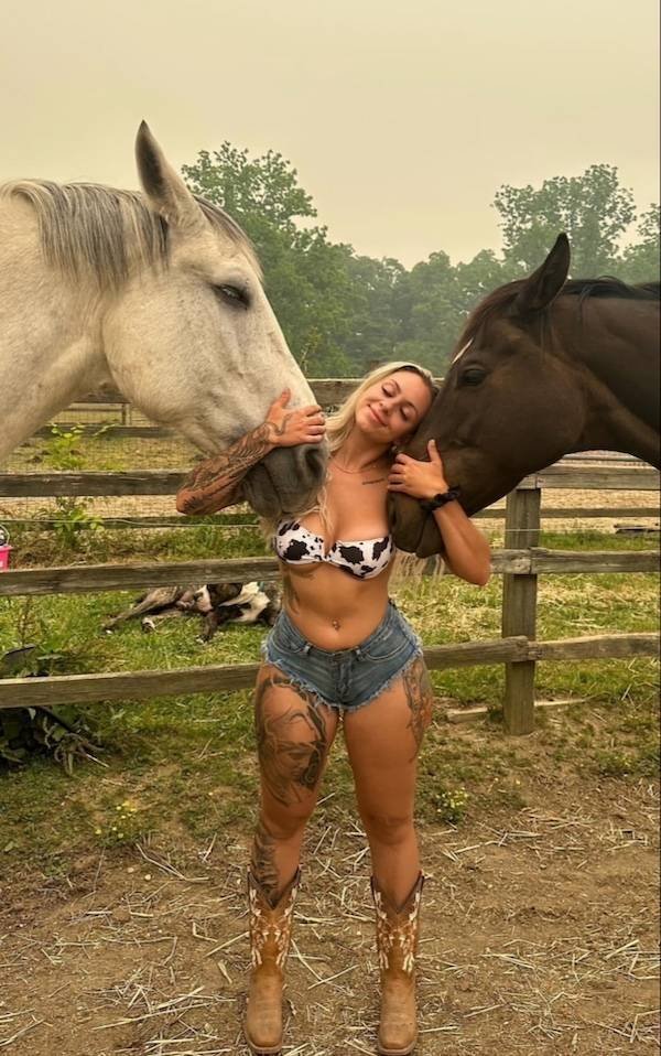 Girls In Shorts (36 pics)