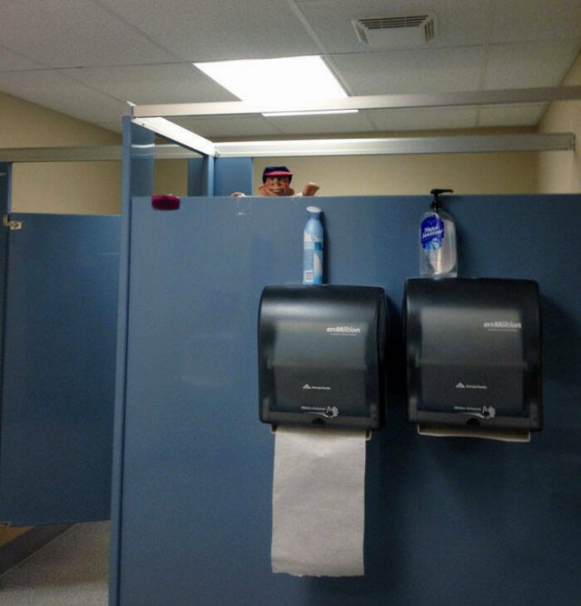 People Share Creepy Work Photos (25 pics)