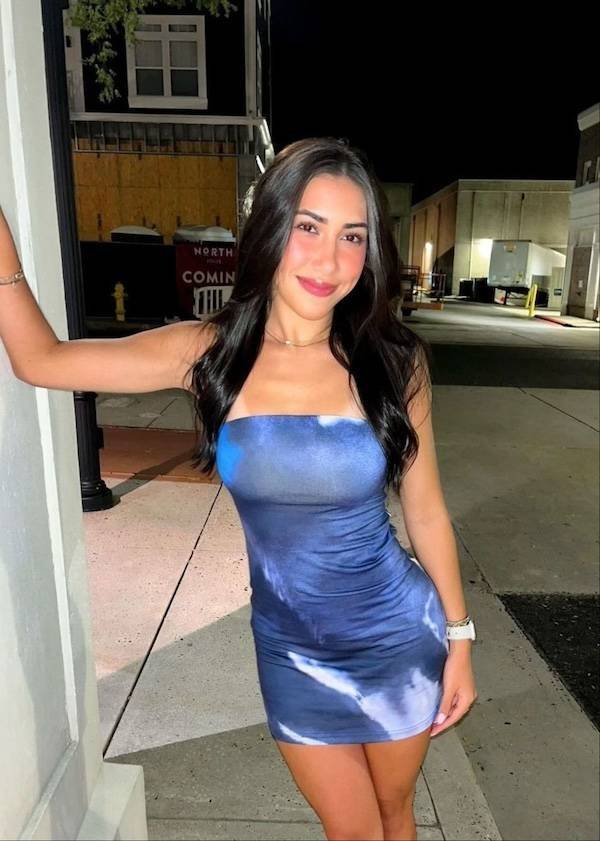 Girls In Dresses (33 pics)