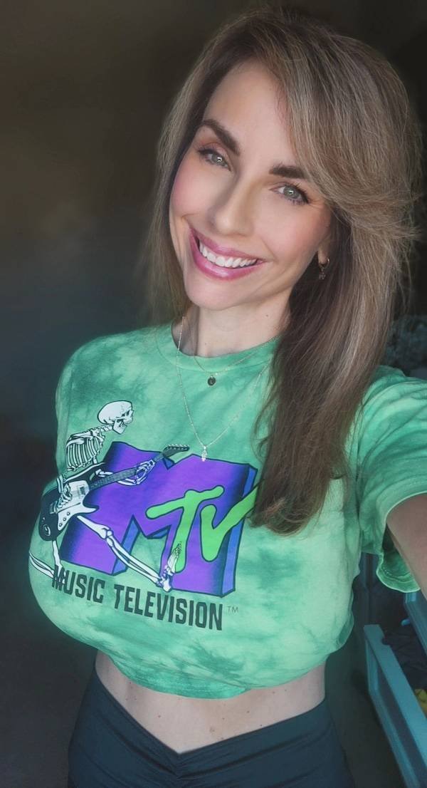 Busty Girls (45 pics)