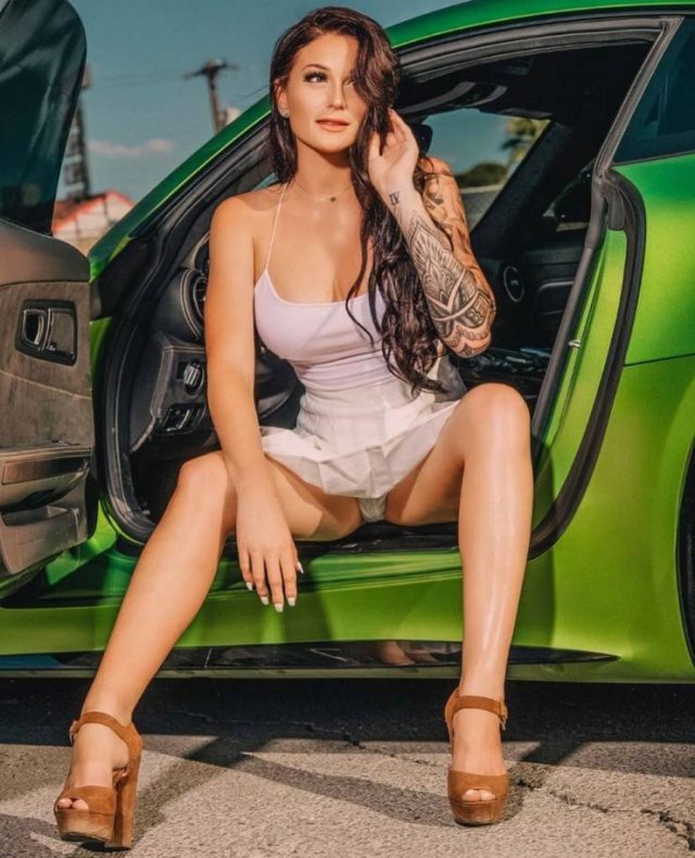 Busty Girls (45 pics)