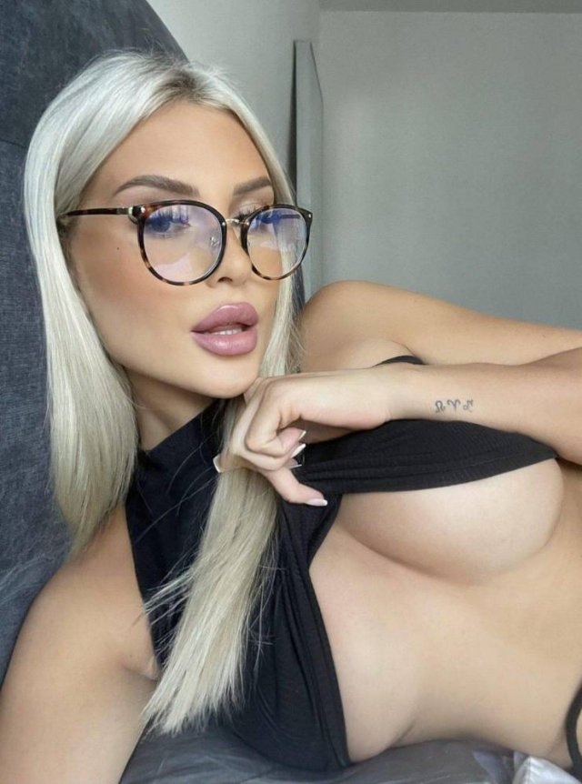 Girls In Glasses (30 pics)