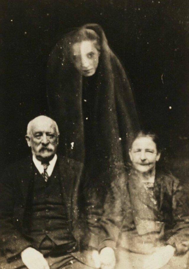 Creepy Photos With Ghosts (28 pics)