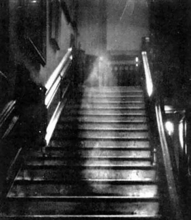 Creepy Photos With Ghosts (28 pics)