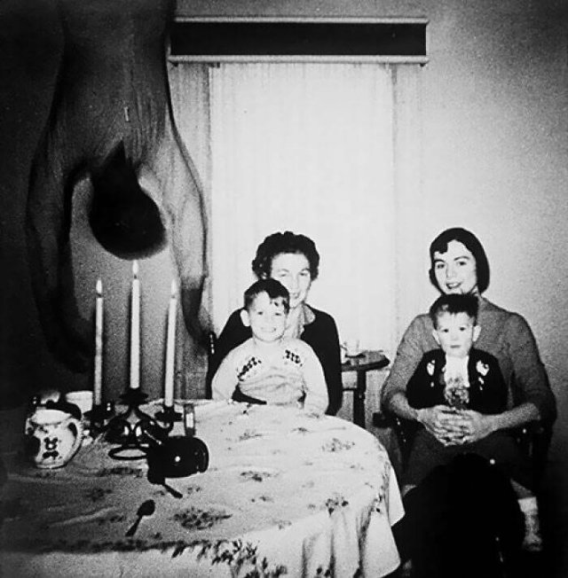 Creepy Photos With Ghosts (28 pics)