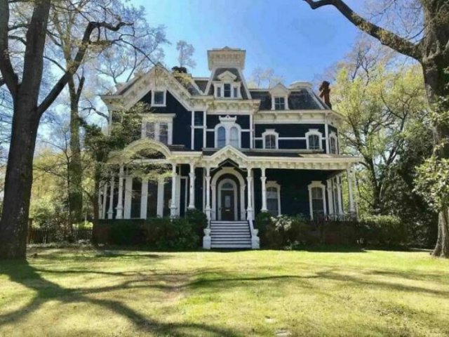 Century-Old Homes And Finds In Them (25 pics)