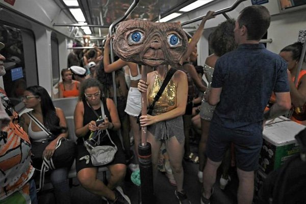 Odd People In The Subway (38 pics)