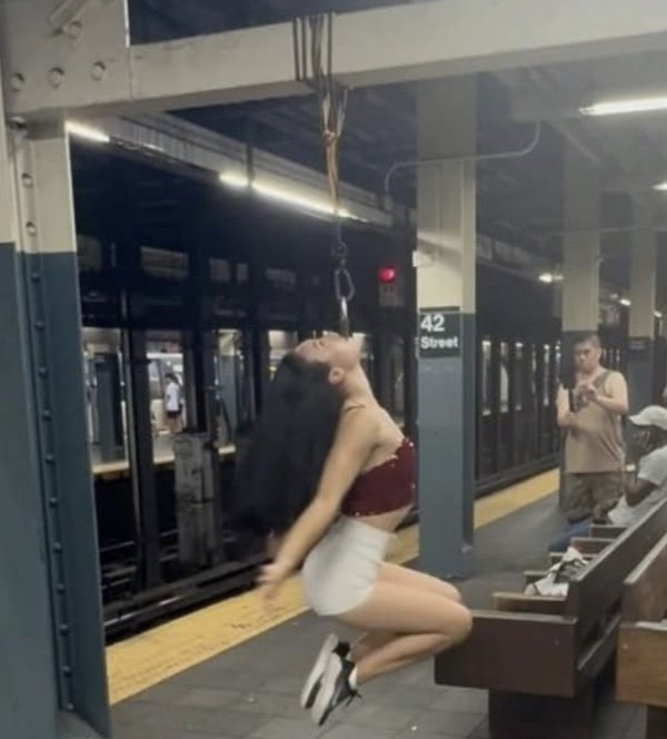 Odd People In The Subway (38 pics)