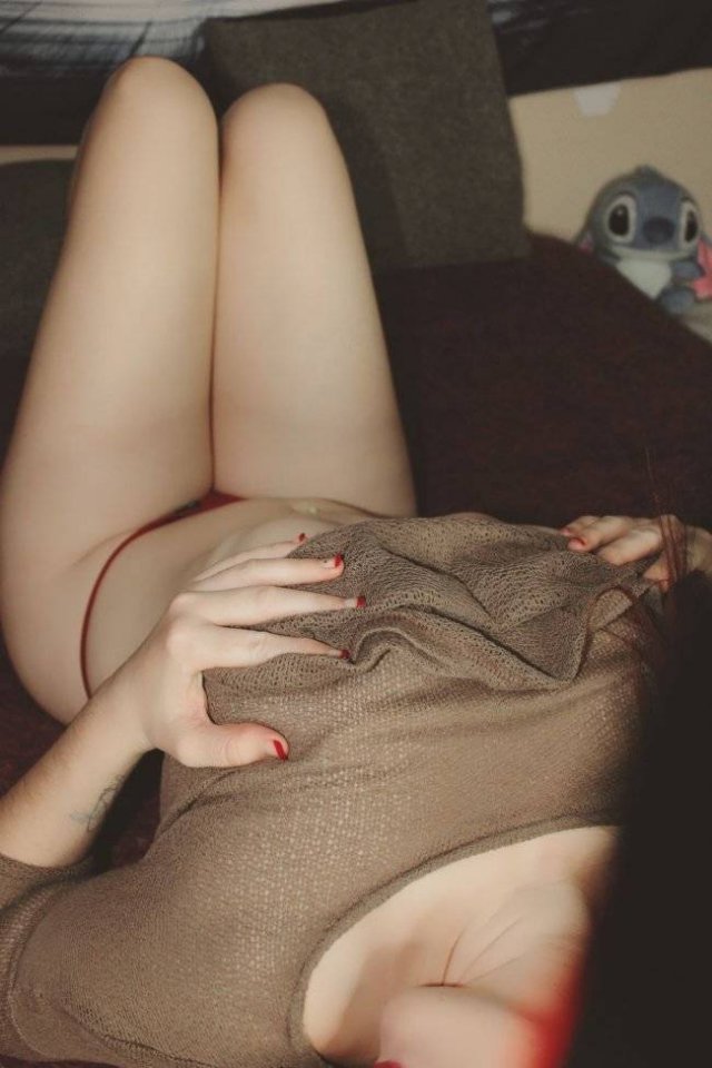 Girls With Handbras (28 pics)