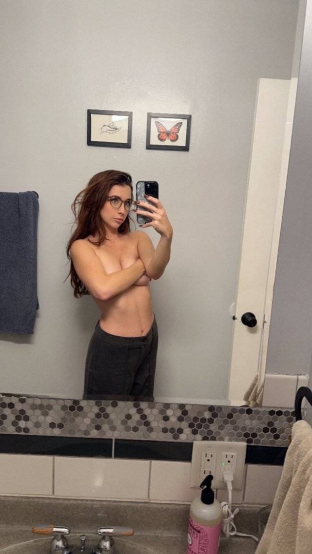 Girls With Handbras (28 pics)