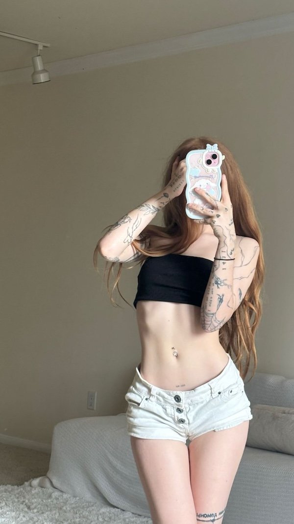 Girls In Shorts (33 pics)