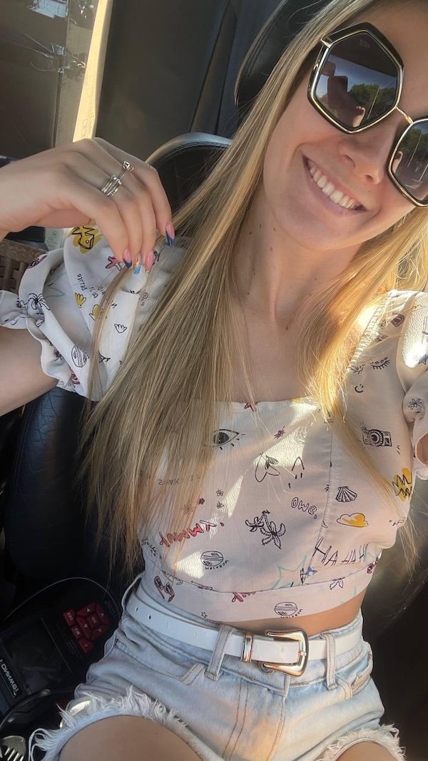Girls In Shorts (33 pics)