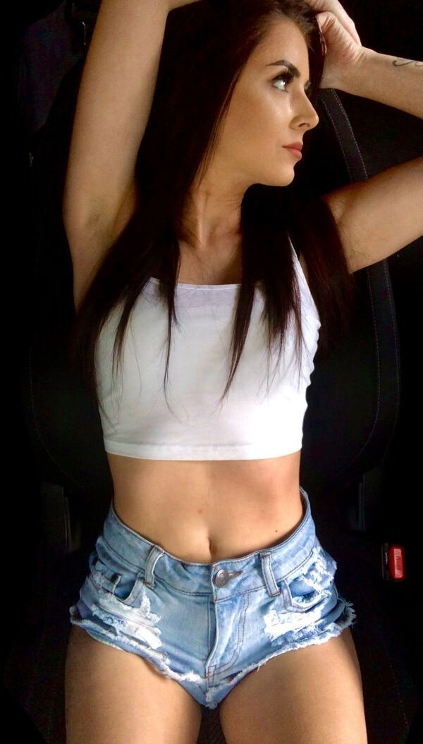 Girls In Shorts (33 pics)