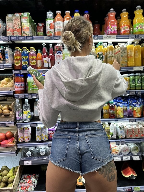 Girls In Shorts (33 pics)