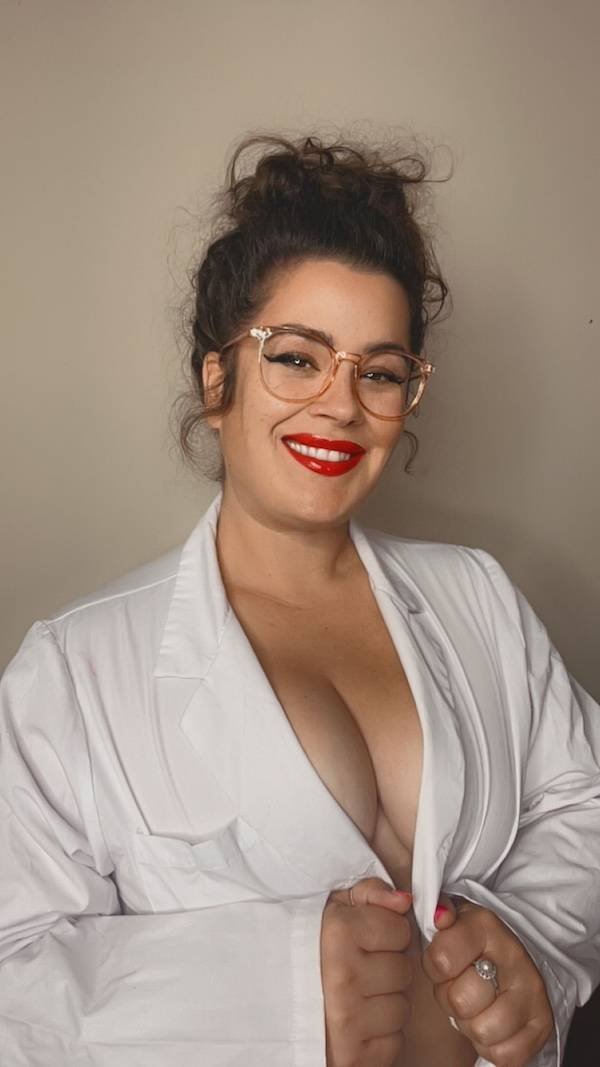 Busty Girls (46 pics)