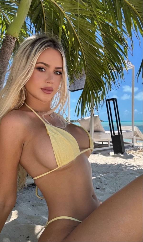 Busty Girls (46 pics)
