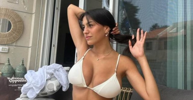 Busty Girls (46 pics)