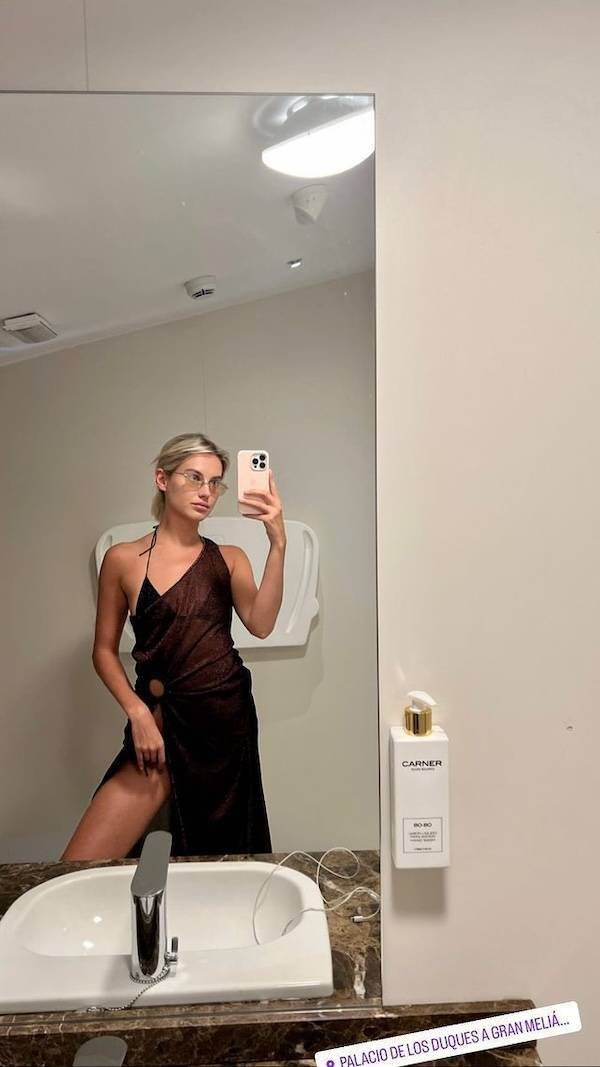 Selfie Girls (44 pics)