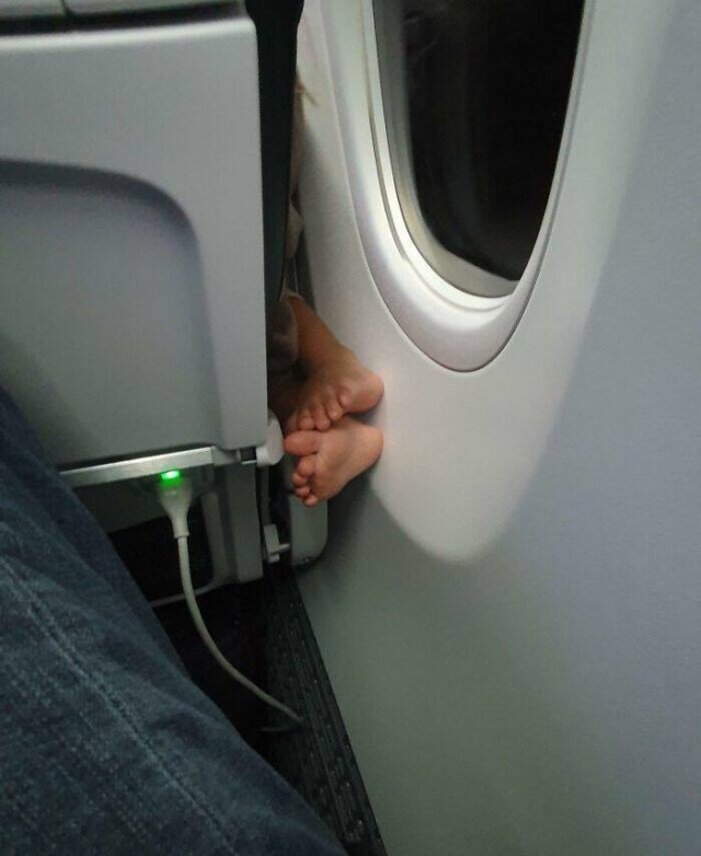 Annoying Plane Passengers (23 pics)