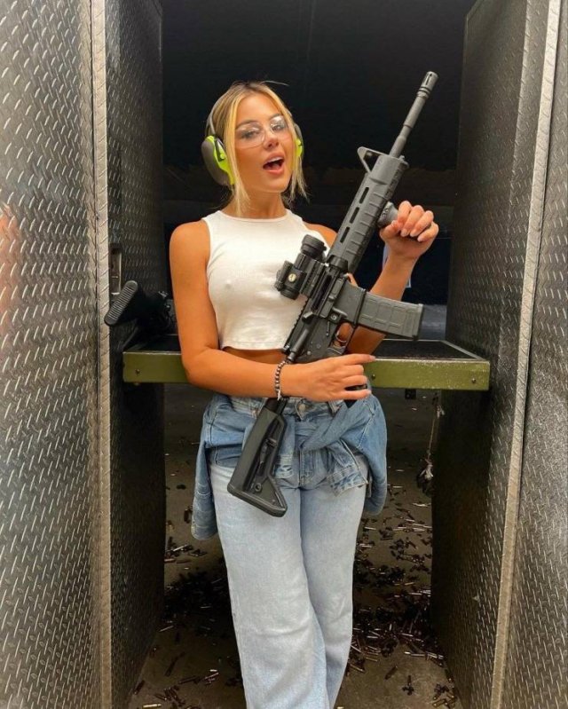 Girls With Guns (39 pics)