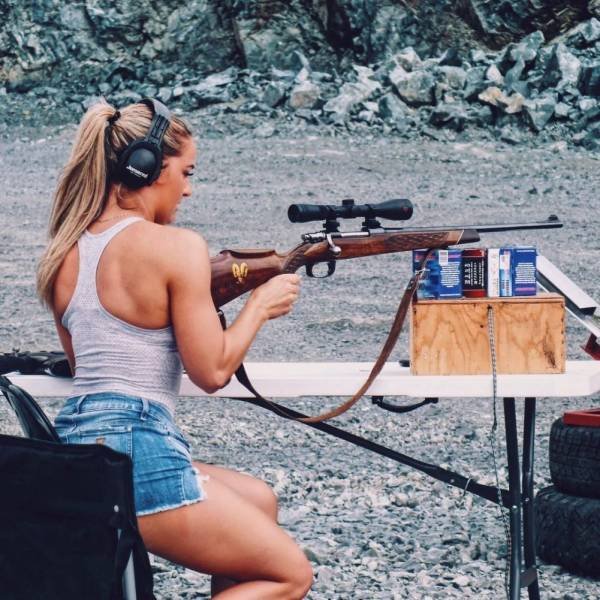 Girls With Guns (39 pics)