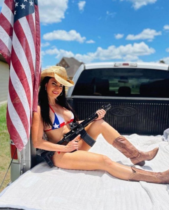 Girls With Guns (39 pics)