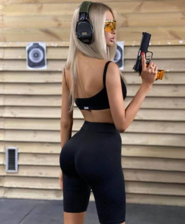 Girls With Guns (39 pics)